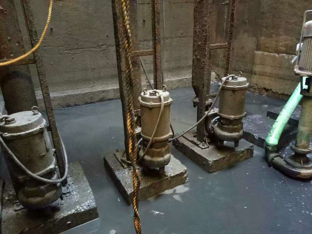 金波乡污水池清理